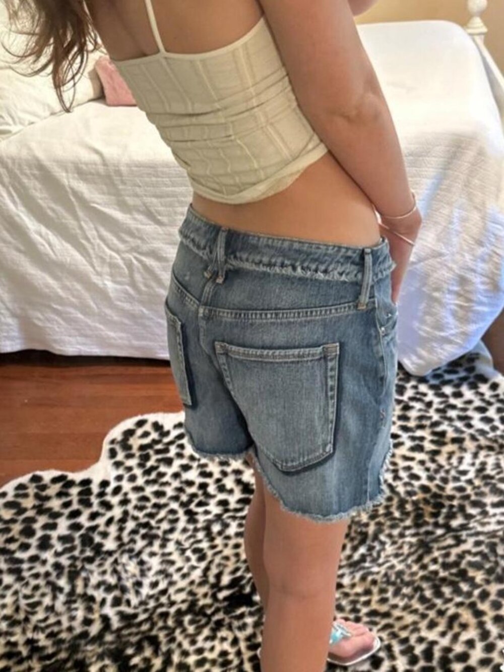 Mid-waisted denim shorts/ jorts with frayed hem good American size 6 - Picture 2 of 3